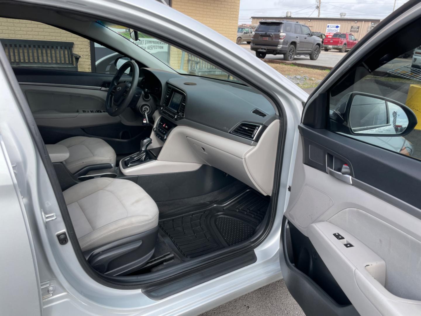 2018 Silver Hyundai Elantra (5NPD84LFXJH) with an 4-Cyl, 2.0 Liter engine, Auto, 6-Spd Shiftronic transmission, located at 8008 Warden Rd, Sherwood, AR, 72120, (501) 801-6100, 34.830078, -92.186684 - Photo#8